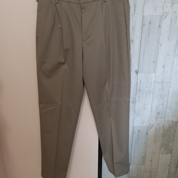 Dockers Relaxed Fit Pleated Pants - Picture 4 of 6